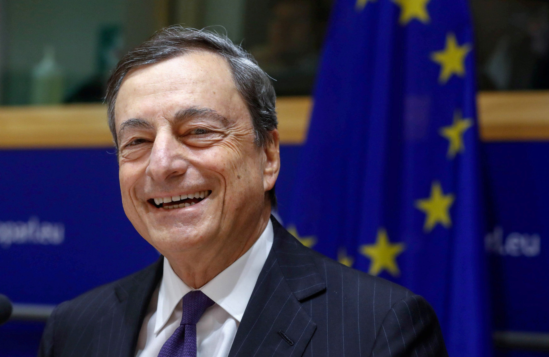 Podľa šéfa Európskej centrálnej banky Maria Draghiho nepatrí kurz eura medzi ciele menovej politiky.