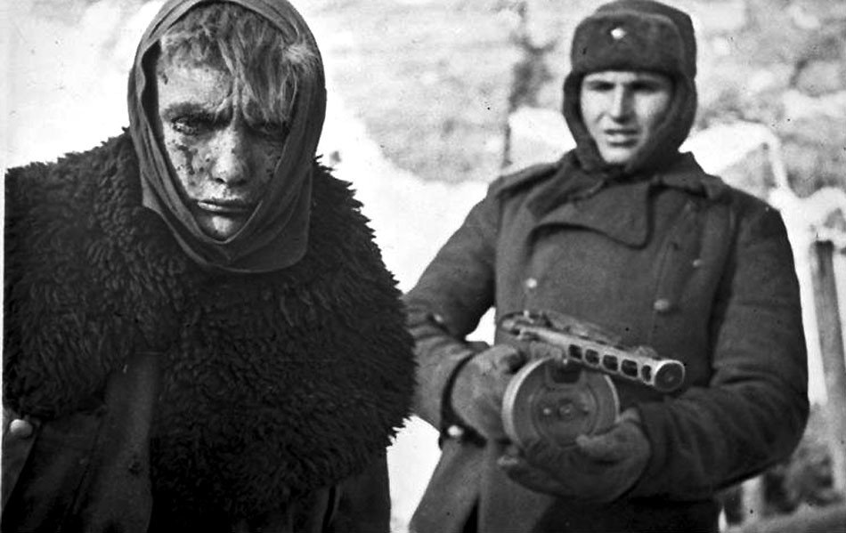 Sovietsky vojak so zajatým príslušníkom nemeckej armády v Stalingrade.