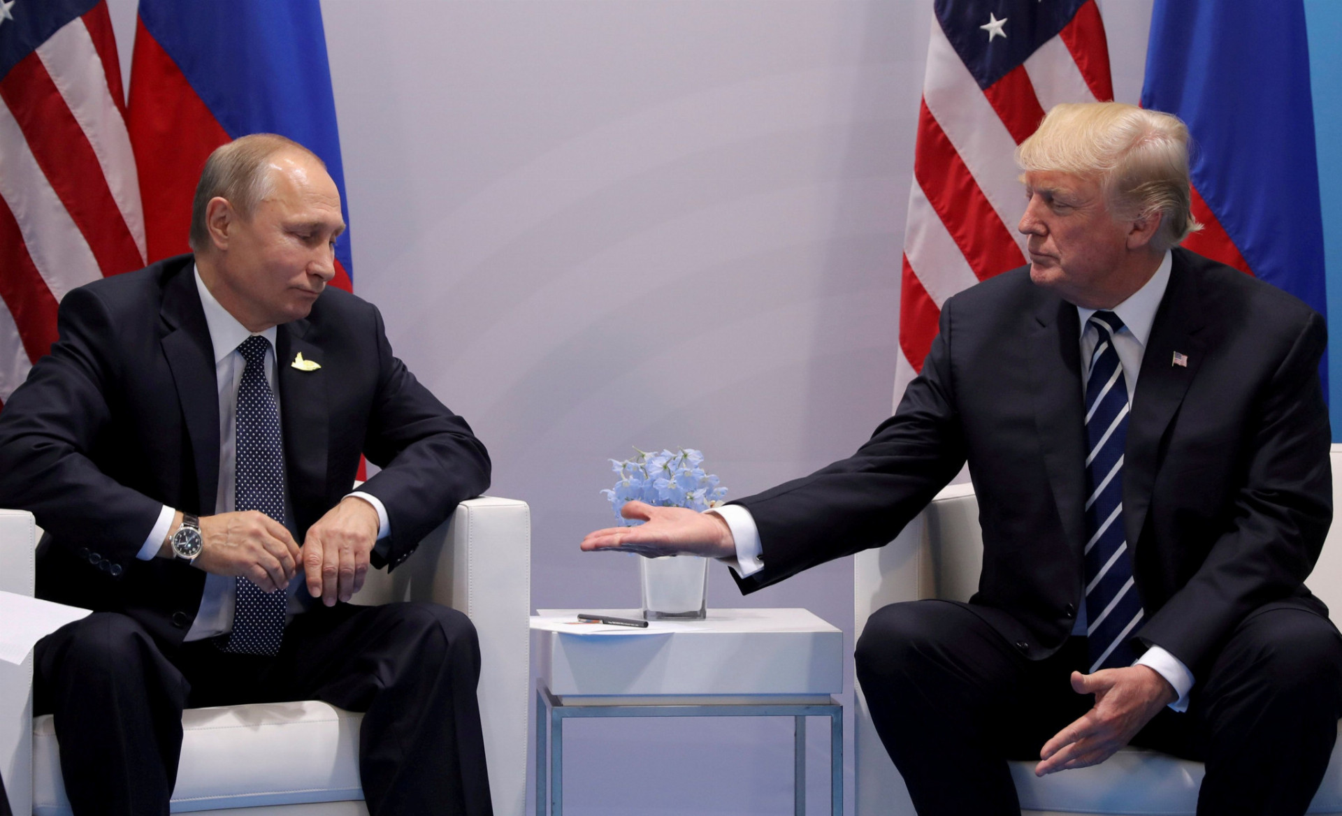 Ruský prezident Vladimir Putin a jeho americký náprotivok Donald Trump počas stretnutia krajín G20 v Hamburgu.