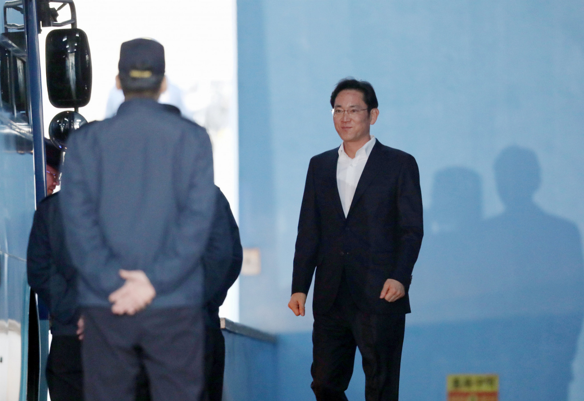 Viceprezident Samsung electronics Jay Y. Lee opúšťa súd v Soule. 