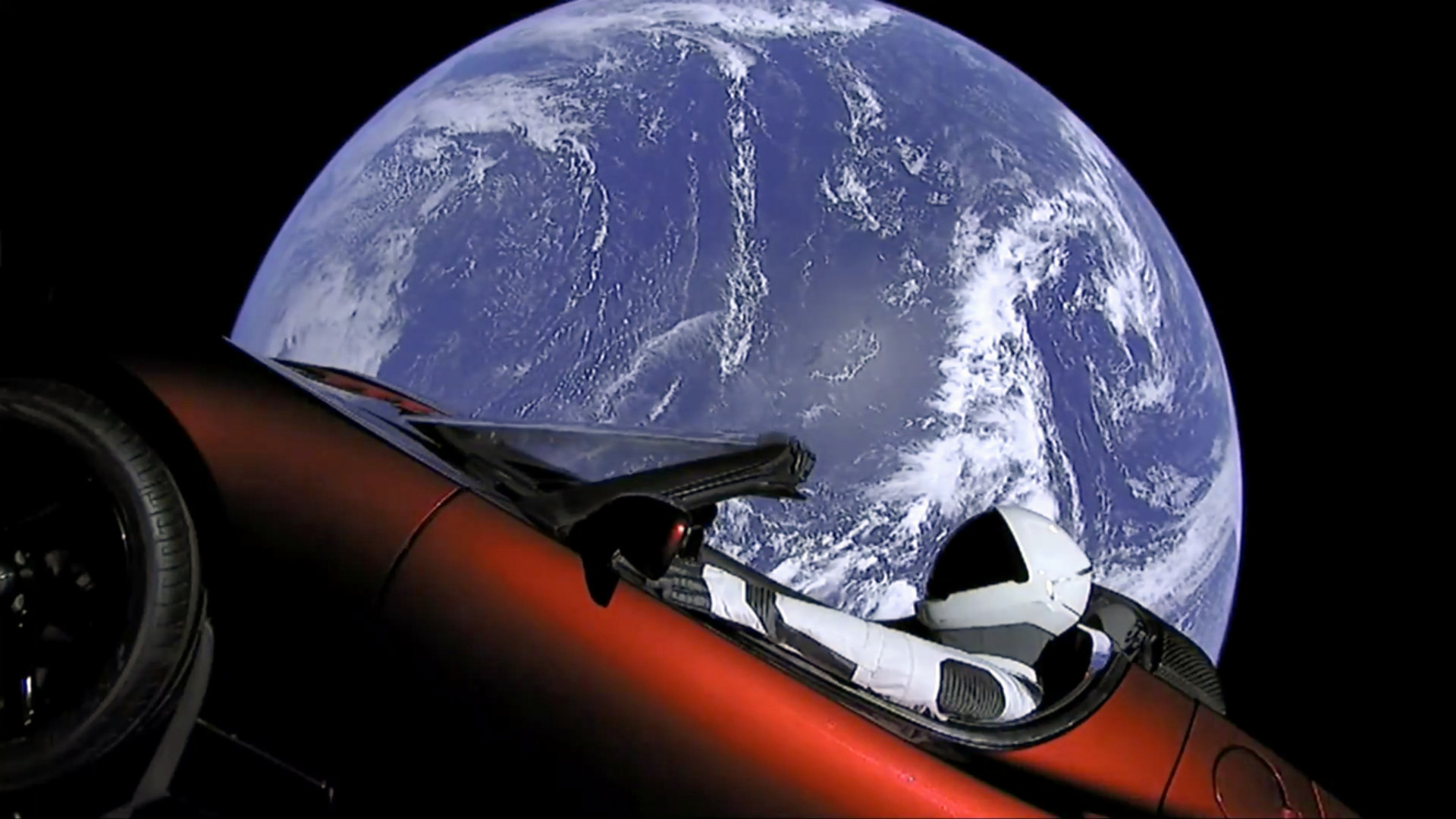 Na sedadle vodiča je pripevnená figurína astronauta. Súkromný športový automobil sa nachádza v skúšobnom náklade, ktorý vyniesla do vesmíru najsilnejšia nosná raketa sveta Falcon Heavy z dielne súkromnej americkej aerokozmickej spoločnosti SpaceX Falcon Heavy. 