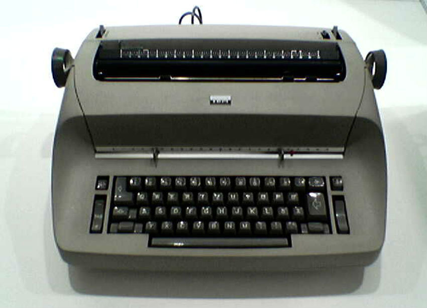 Písací stroj IBM Selectric, aké používali na americkej ambasáde v Moskve.