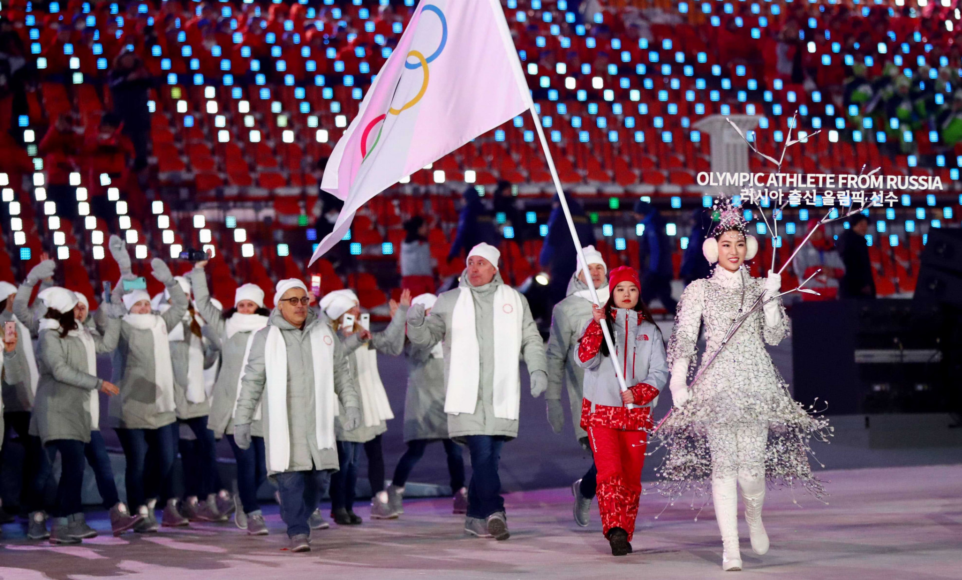 Ruskí reprezentanti v dôsledku dopingového škandálu nastúpili pod hlavičkou tímu "Olympijskí športovci z Ruska" a namiesto národnej vlajky korzovali s olympijskou vlajkou, ktorú niesla dobrovoľníčka.