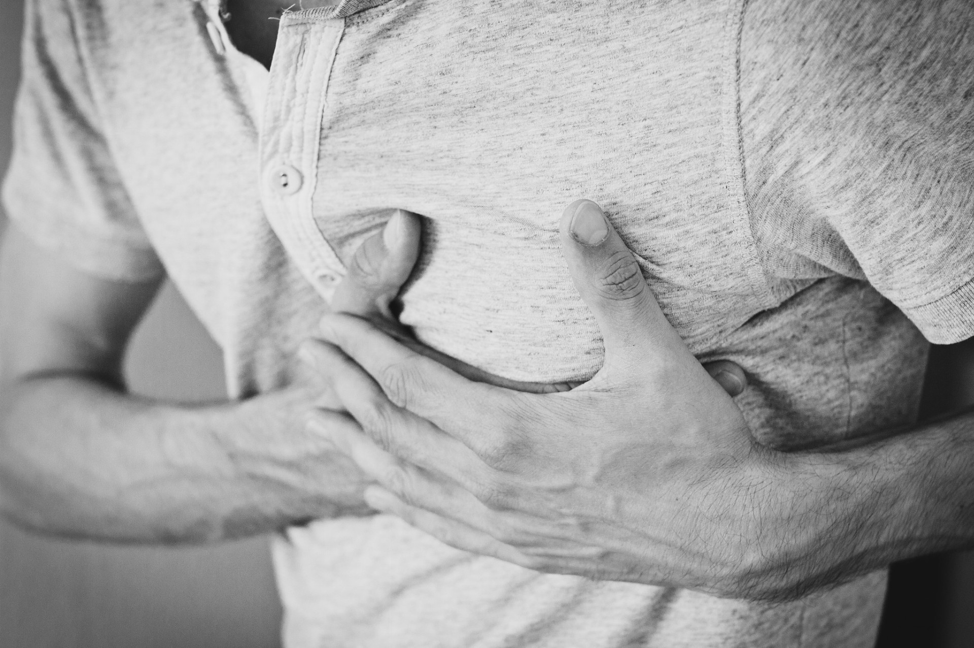 Najviac infarktov sa prejavuje nepríjemným pocitom, tlakom uprostred hrudníka trvajúcim viac minút, alebo striedavo slabnúcim a opäť silnejúcim tlakom. Ženy pociťujú bolesť alebo nepríjemný tlak v hrudi pri infarkte vo všeobecnosti častejšie ako muži.