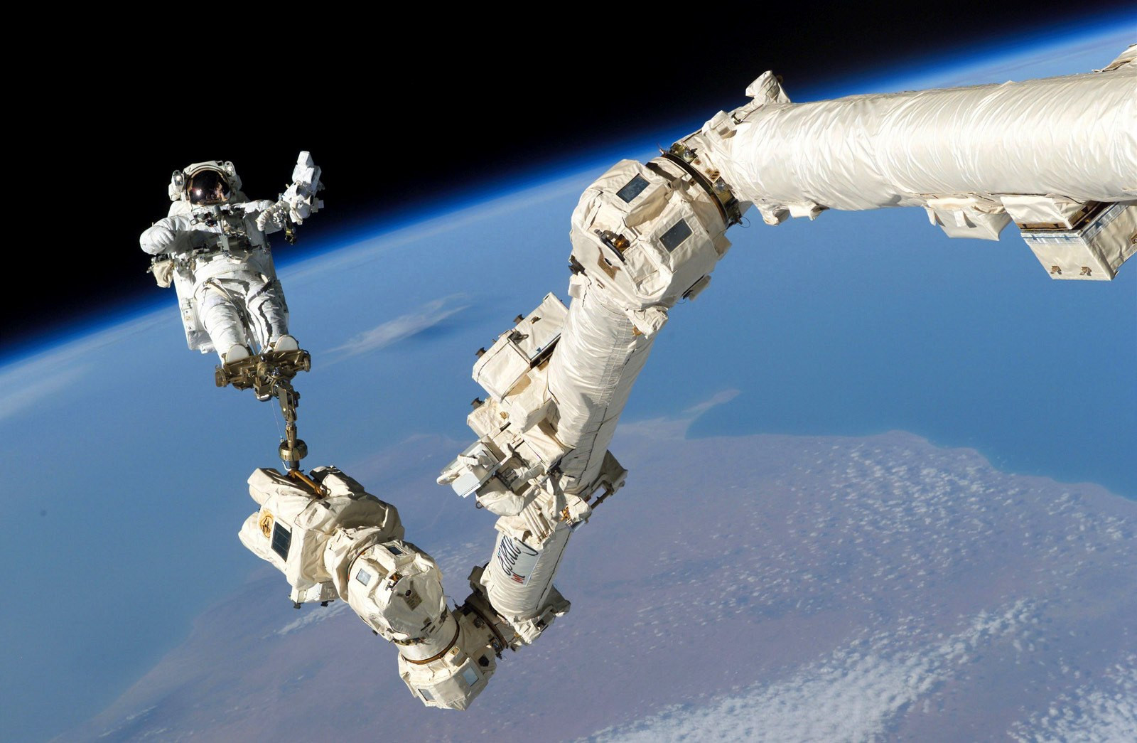 Na snímke z 3. augusta 2005 je pripevnený k Medzinárodnej vesmírnej stanici pomocou robotického ramena Canadarm2.