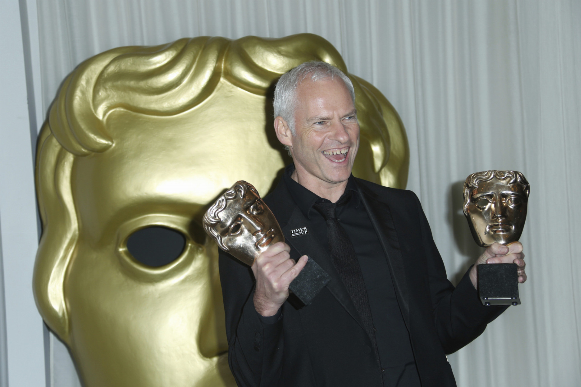 Režisér Martin McDonagh pózuje s cenami BAFTA za 