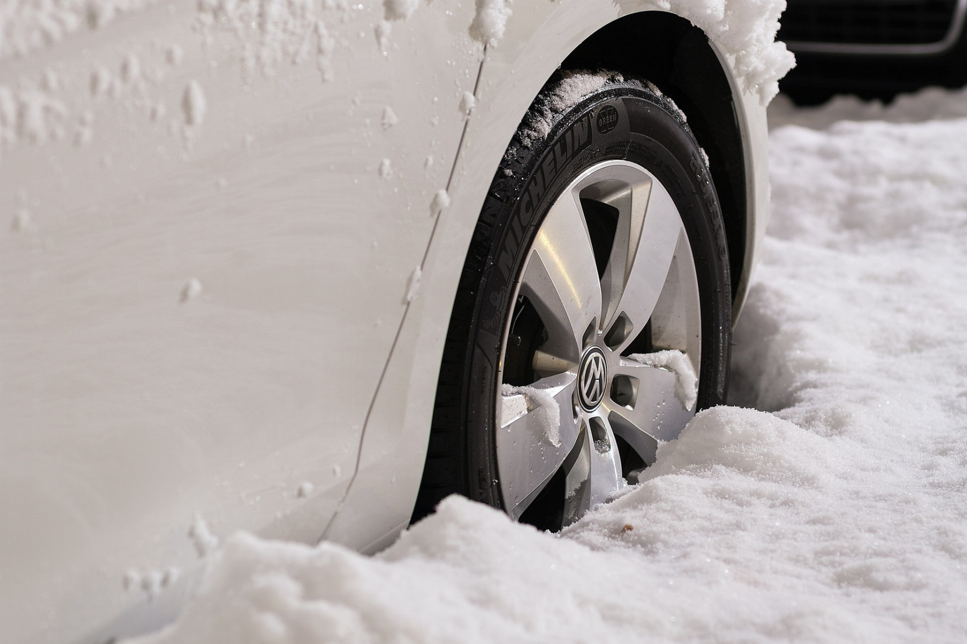 Zimné obutie pneumatík by v tomto čase malo byť rozhodne samozrejmosťou, no treba skontrolovať aj ich stav. „Zimné pneumatiky by mali mať hĺbku dezénu viac ako štyri milimetre. Hlboký dezén lepšie drží smer, pneumatiky majú výrazne kratšiu brzdnú dráhu a dokážu tak udržať auto na ceste aj v extrémnych podmienkach,“ upozorňuje Peter Kundlák. Obdobne pred cestou určite skontrolujte, či nemajú pneumatiky praskliny či iné poškodenia, ktoré by sa vám na ceste mohli vypomstiť. Skontrolujte aj tlak v pneumatikách. Ak je pneumatika podhustená, môžete ju preraziť na jame, ktorú pod snehom nezbadáte a najmä na slovenských cestách ich je počas zimy naozaj veľké množstvo. Vážna dopravná nehoda hrozí aj pri prehustených pneumatikách. Pneumatika sa dotýka vozovky len stredom dezénu, čím nemá nielen potrebnú trakciu, ale môže sa dokonca pretrhnúť.