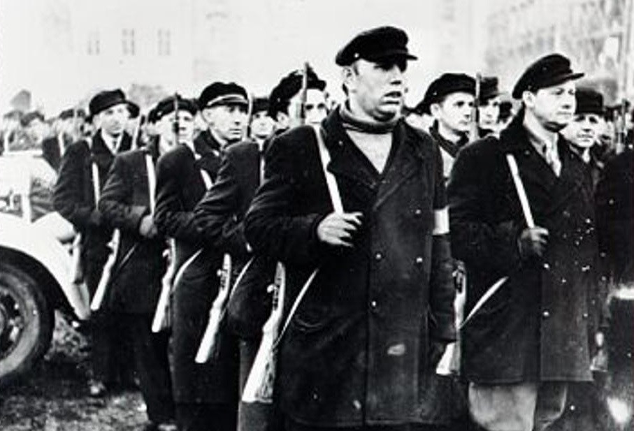 Ľudové milície pri slávnostnej prehliadke na Staromestskom námestí 28.februára 1948.