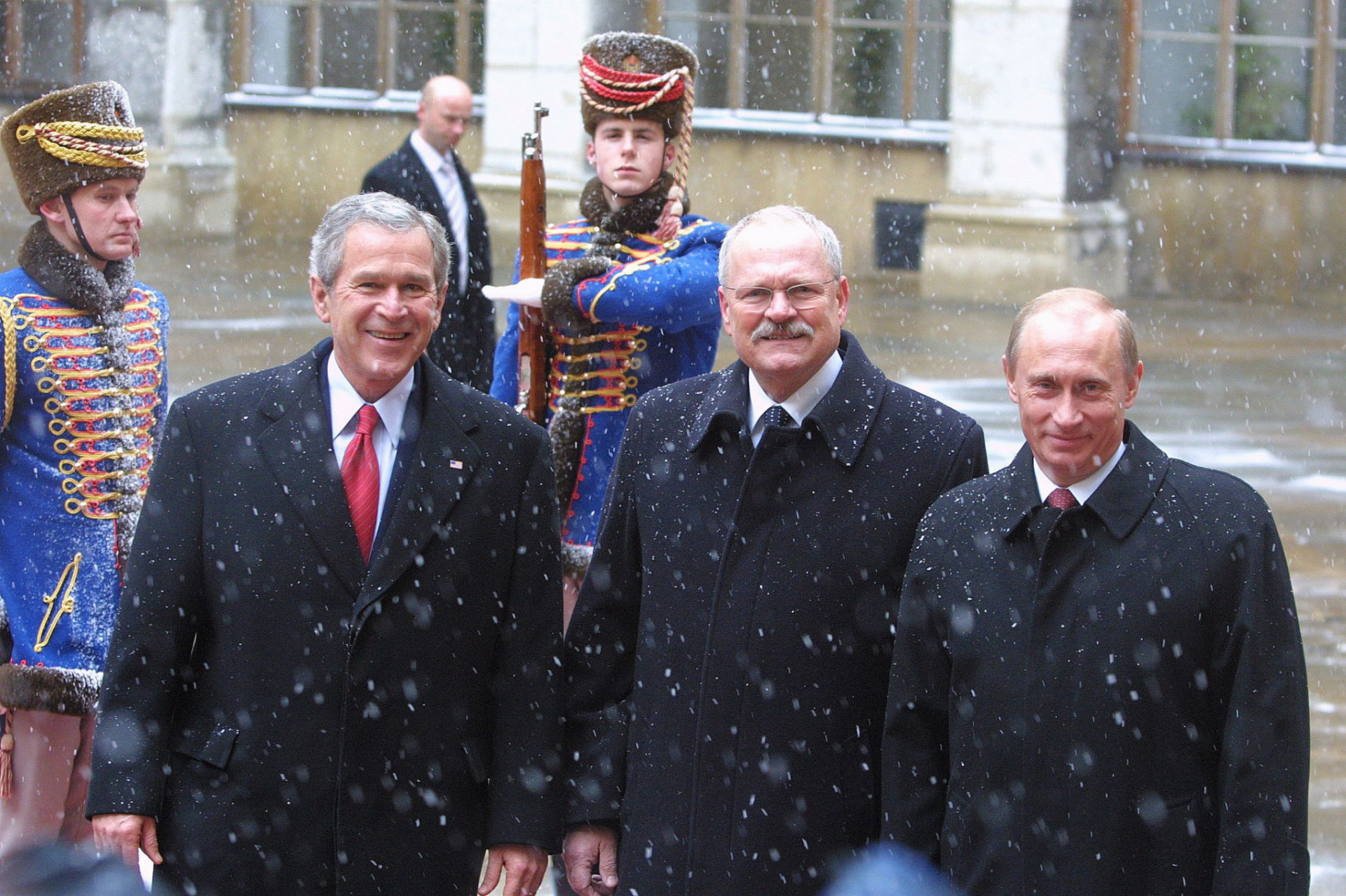 Slovenský prezident Ivan Gašparovič hostil vo februári 2005 šéfa Bieleho domu Georgea W. Busha a ruského lídra Vladimira Putina na Bratislavskom hrade.
