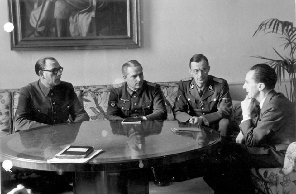 Andrej Vlasov počas rokovania s nacistickým ministrom propagandy Josephom Goebbelsom 28. februára 1945 v Berlíne.