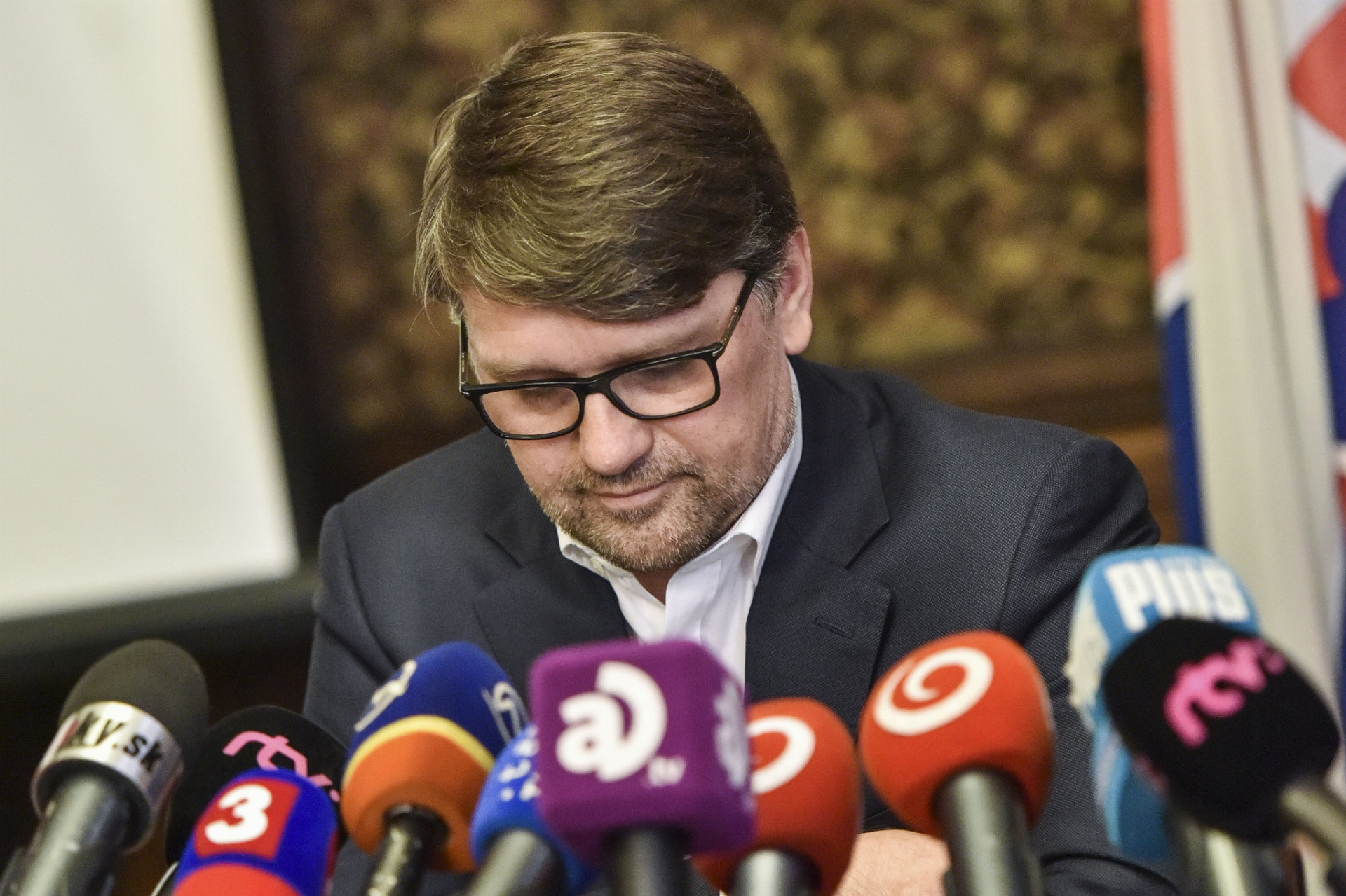 Minister kultúry Marek Maďarič tvrdí, že si po Kuciakovej vražde nevie predstaviť pokojne sedieť v kresle ministra. Včera preto ohlásil svoju demisiu.