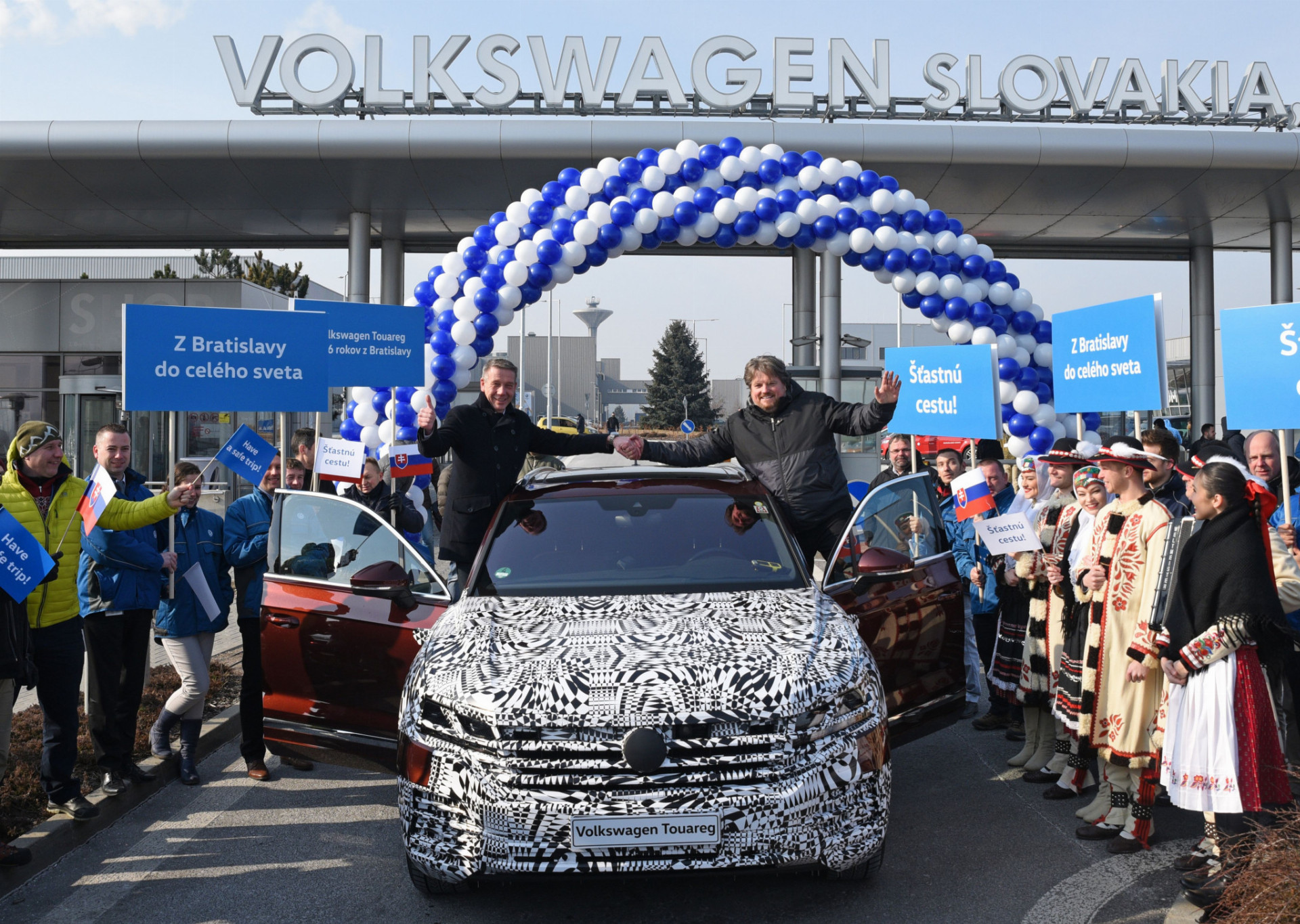 Ralf Sacht (na snímke vľavo) a Rainer Zietlow pred bránami bratislavského Volkswagenu pred štartom prvého vyrobeného Touaregu tretej generácie na výstavu do Pekingu.