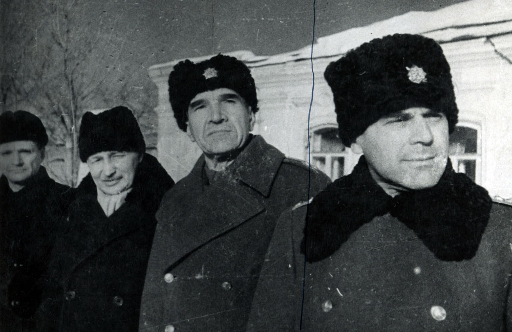 Heliodor Píka (vpravo) v roku 1943 počas pobytu v Sovietskom zväze, kde viedol československú vojenskú misiu. Tretí sprava je veľvyslanec Zdeněk Fierlinger.