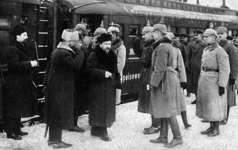Nemeckí dôstojníci vítajú ruskú delegáciu po jej príchode na mierové rokovania do Brest-Litovska.
