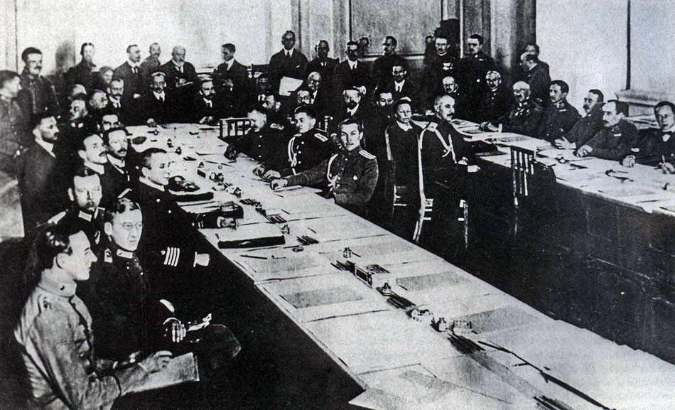 Mierové rokovania v Brest-Litovsku medzi zástupcami Ruska a ústredných mocností.