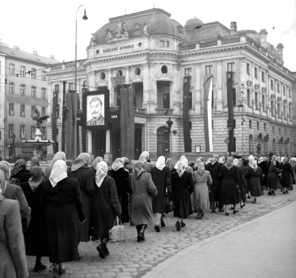 Štátny smútok po Stalinovej smrti vyhlásili aj v ostatných krajinách sovietskeho bloku. Takto chodili ľudia podpisovať kondolenčné knihy v Bratislave.