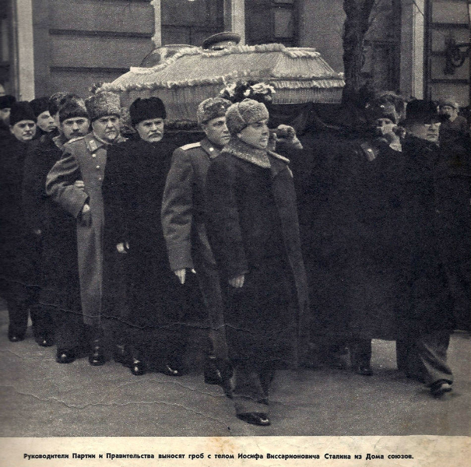 Členovia politbyra nesúci rakvu so Stalinovými pozostatkami. Vpredu idú Malenkov (vľavo) a Berija (vpravo).