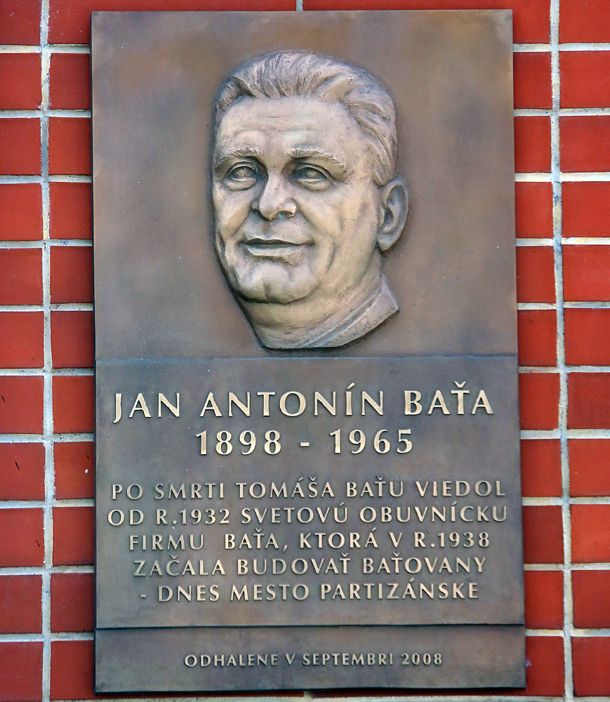 V Partizánskom (pôvodne Baťovanoch), ktoré začal Jan Antonín Baťa budovať, má od roku 2008 pamätnú tabuľu.