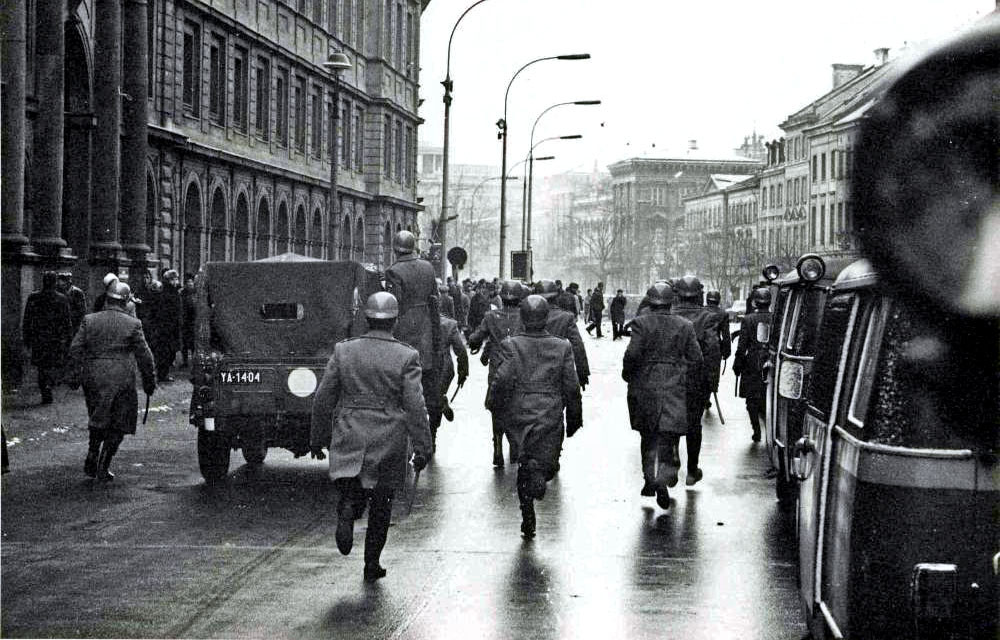 Zásah poľských bezpečnostných síl proti antikomunistickej demonštrácii vo Varšave v marci 1968.