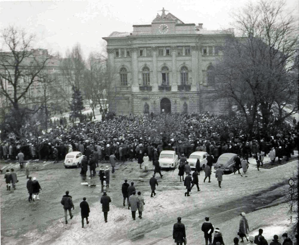 Zákaz divadelného predstavenia vyvolal v marci 1968 v Poľsku sériu študentských protestov a demonštrácií.