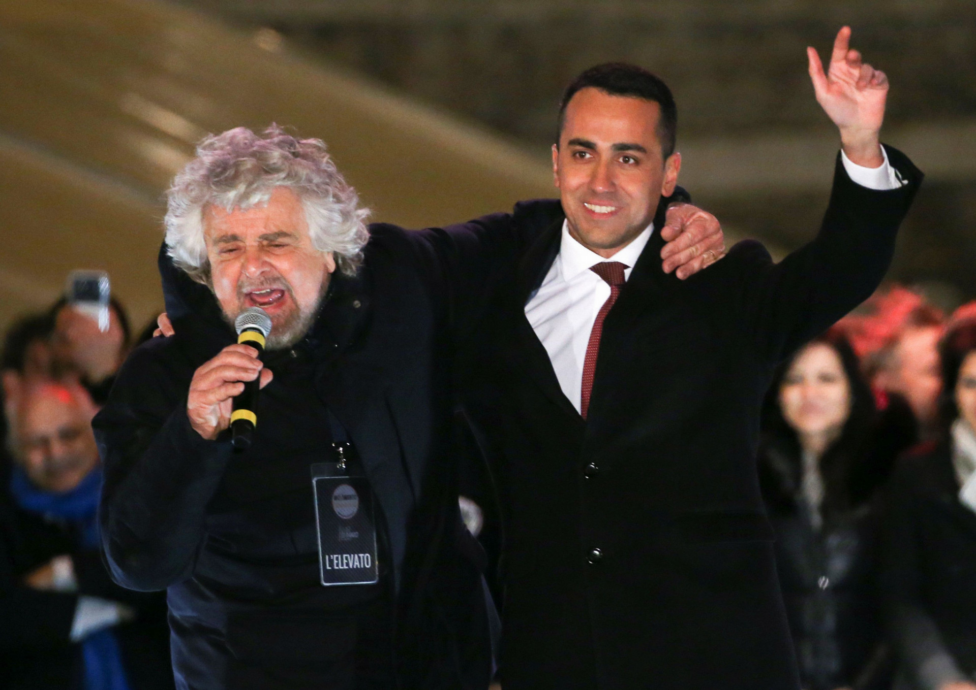 Zakladateľ Hnutia piatich hviezd Beppe Grillo (vľavo) objíma nového lídra Luigiho Di Maia na mítingu pred voľbami.