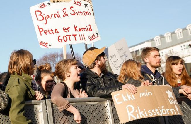 Demonštrácie Islanďanov pre kauzu Panama papers viedli k odstúpeniu premiéra Sigmundura Davida Gunnlaugssona.