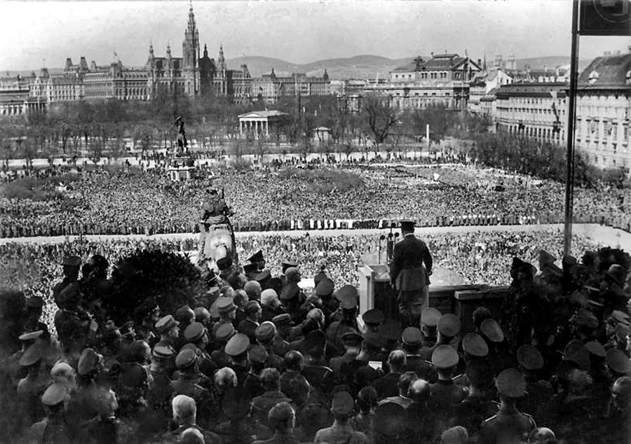 Hitler reční pred zaplneným Námestím hrdinov vo Viedni po anšluse Rakúska.