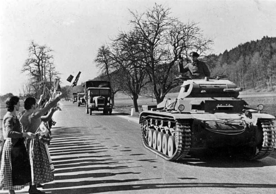 Obsadzovanie Rakúska nemeckými jednotkami v marci 1938.