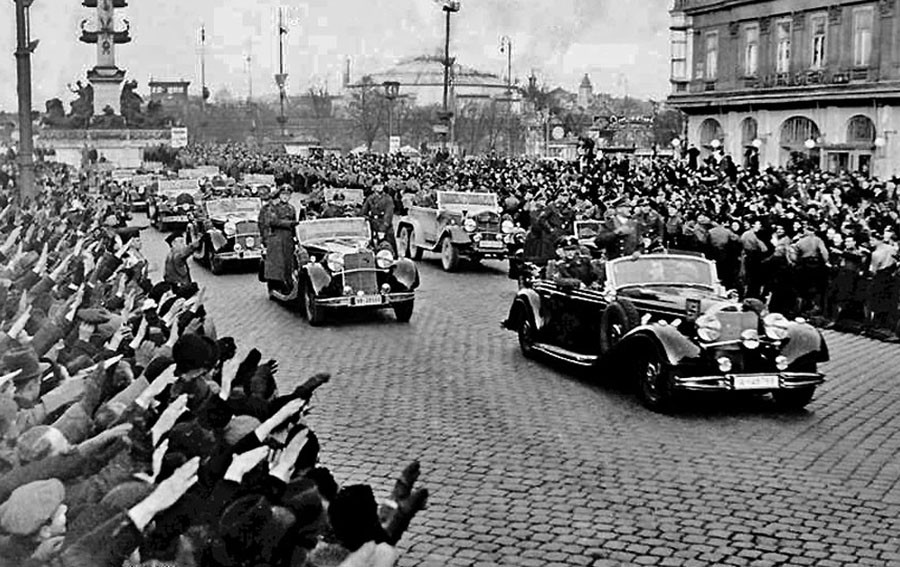 Hitlerov príjazd do Viedne po anšluse Rakúska v marci 1938.