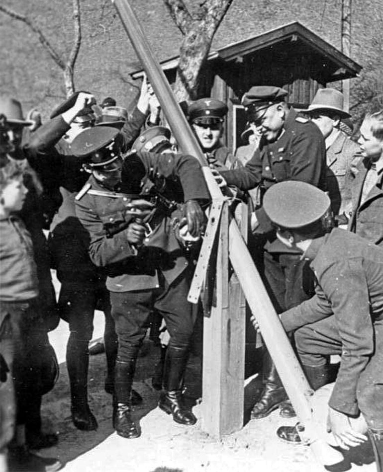 Odstraňovanie závory na nemecko-rakúskej hranici v marci 1938.