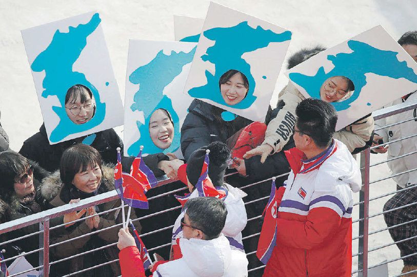 Kórejčania túžia po zjednotení polostrova, ako ukázali aktivisti počas vítania severokórejskej delegácie na zimnej olympiáde.