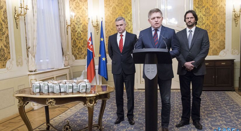 Premiér Fico vykladá na stôl milión eur, ponúka ich za informácie vedúce k dolapeniu vraha.
