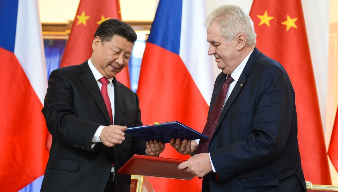 Šéfa čínskej CEFC Jie Ťien-minga a poradcu českého prezidenta Miloša Zemana mali zadržať na priamy rozkaz čínskej hlavy štátu Si Ťin-pchinga (na snímke vľavo).
