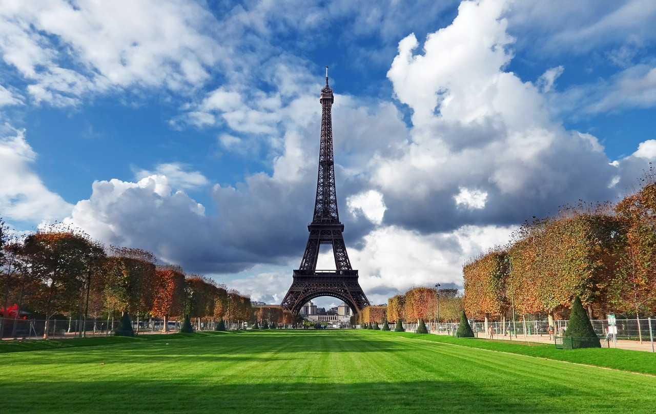 Poseďte si pri krehkom rožku plnenom čokoládou v pouličnej kaviarničke a oddýchnite si po dni vyplnenom prechádzkami popri Seine a obdivovaním ikonických atrakcií, ako sú Eiffelova veža či Víťazný oblúk. Dokonalý zážitok z poznávania Paríža dosiahnete vtedy, ak sa vám podarí skĺbiť jej uvoľnenosť a živosť s dostatkom času na to, aby ste si mohli vychutnať skvelé jedlo aj výstavy v Louvre. Prebuďte svoju duchovnú stránku pri návšteve katedrály Notre Dame, zjednajte si výhodný obchod na blšom trhu Marché aux Puces de Montreuil, prípadne nakúpte dobroty na trhovisku Marché Biologique Raspail a to všetko okoreňte návštevou pikantného predstavenia v Moulin Rouge.