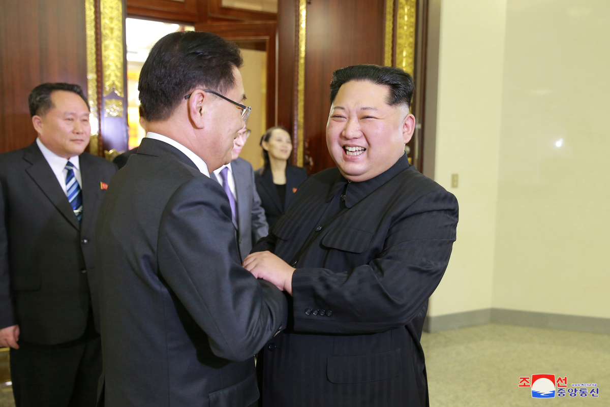 Kim Čong-un víta juhokórejskú delegáciu
