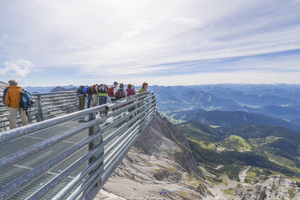 Vyhliadkovú plošinu postavili  na vrchole hornej stanice lanovky na ľadovci Dachstein. Nachádza sa nad 250 metrovou zvislou skalnou stenou vrcholu Hunerkogel v rakúskych Alpách. Dojem umocňuje priezračná sklenená podlaha. Táto vyhliadka ponúka nádherný výhľad na južnú stenu Dachsteinu a úchvatnú panorámu alpských štítov. 