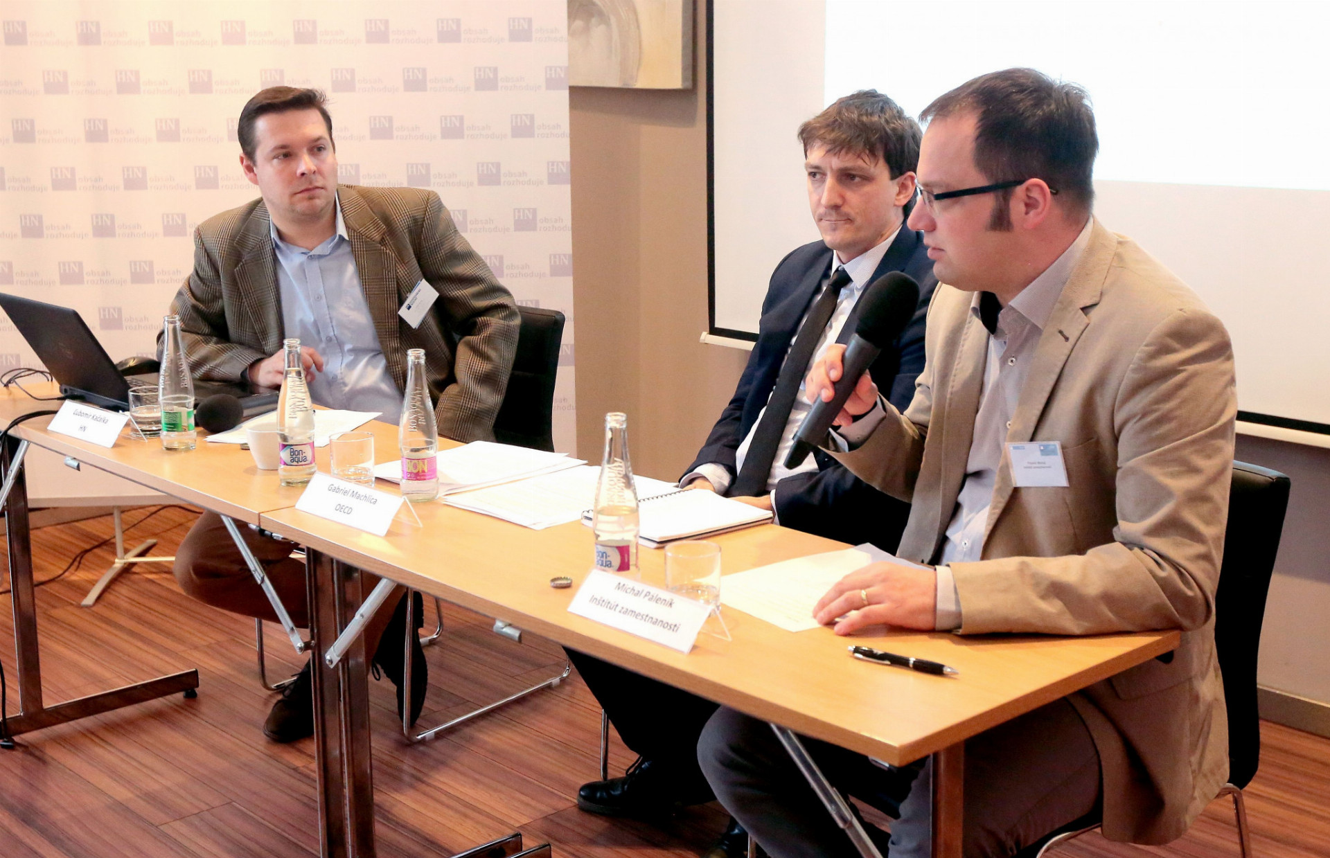 Diskusiu o pracovnom trhu na Slovensku s odborníkmi moderoval komentátor HN Ľuboslav Kačalka.