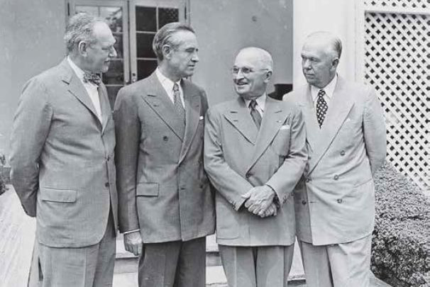 George C. Marshall (vpravo) bol blízkym spojencom prezidenta Harryho Trumana (druhý sprava).