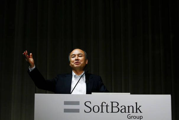 Riaditeľom SoftBank je Masajoši Son.