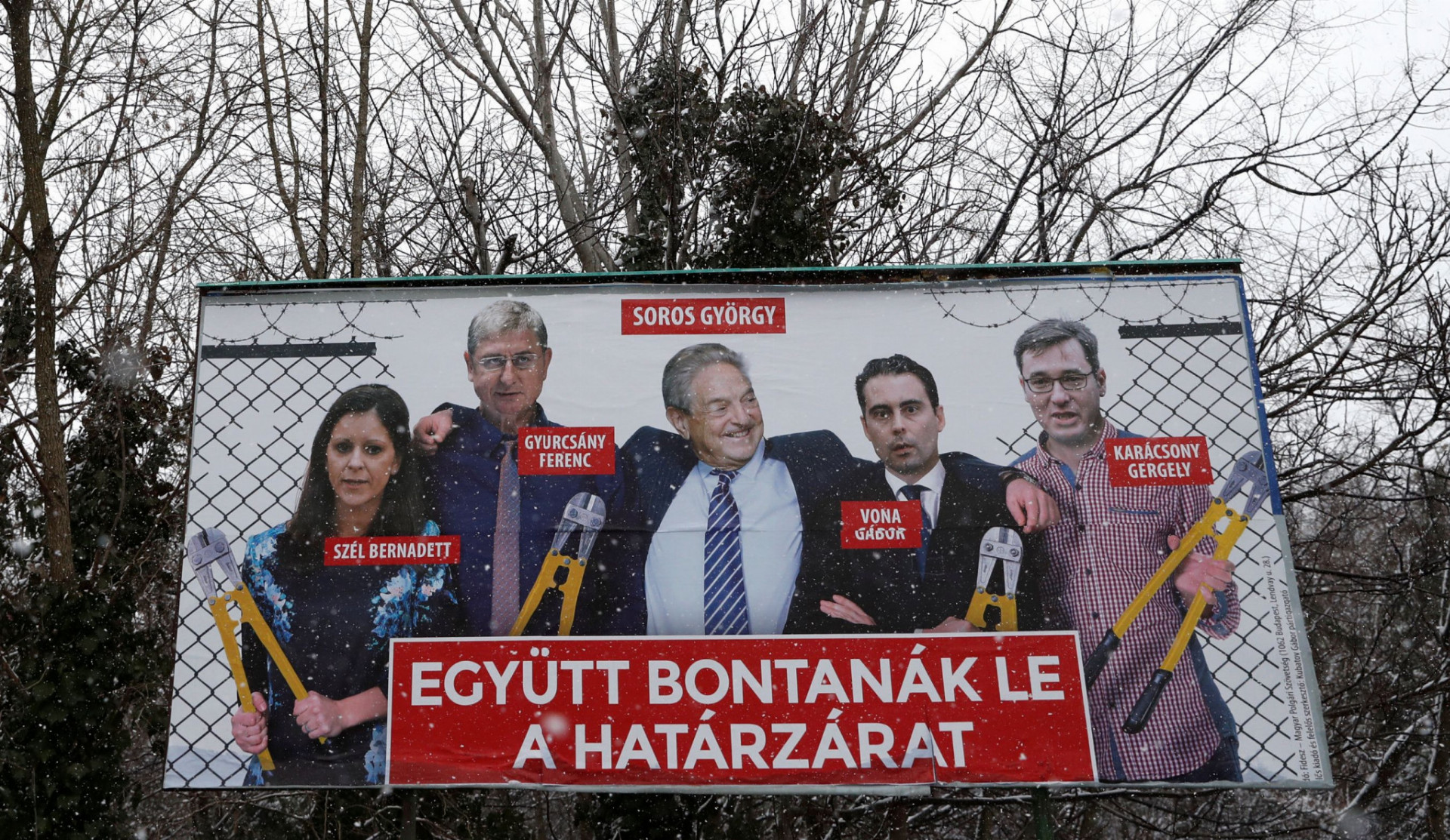 Spolu zvalíme hraničný plot, znie nápis na bilborde zobrazujúcom Georgea Sorosa s lídrami maďarských opozičných strán.