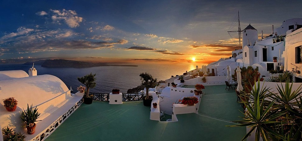 Slávne západy slnka na Santoríne sú povestné pre mnohých cestovateľov, ktorí grécko poznajú. Výrazná oranžová obloha sa odráža na bielej farbe dediniek tohto ostrova. A čo je najlepšie – objavovanie tohto gréckeho ostrova a kochanie sa jeho čarovnou oblohou nemusí stáť majetok. (Cena sa pohybuje v prepočte približne 88 eur)