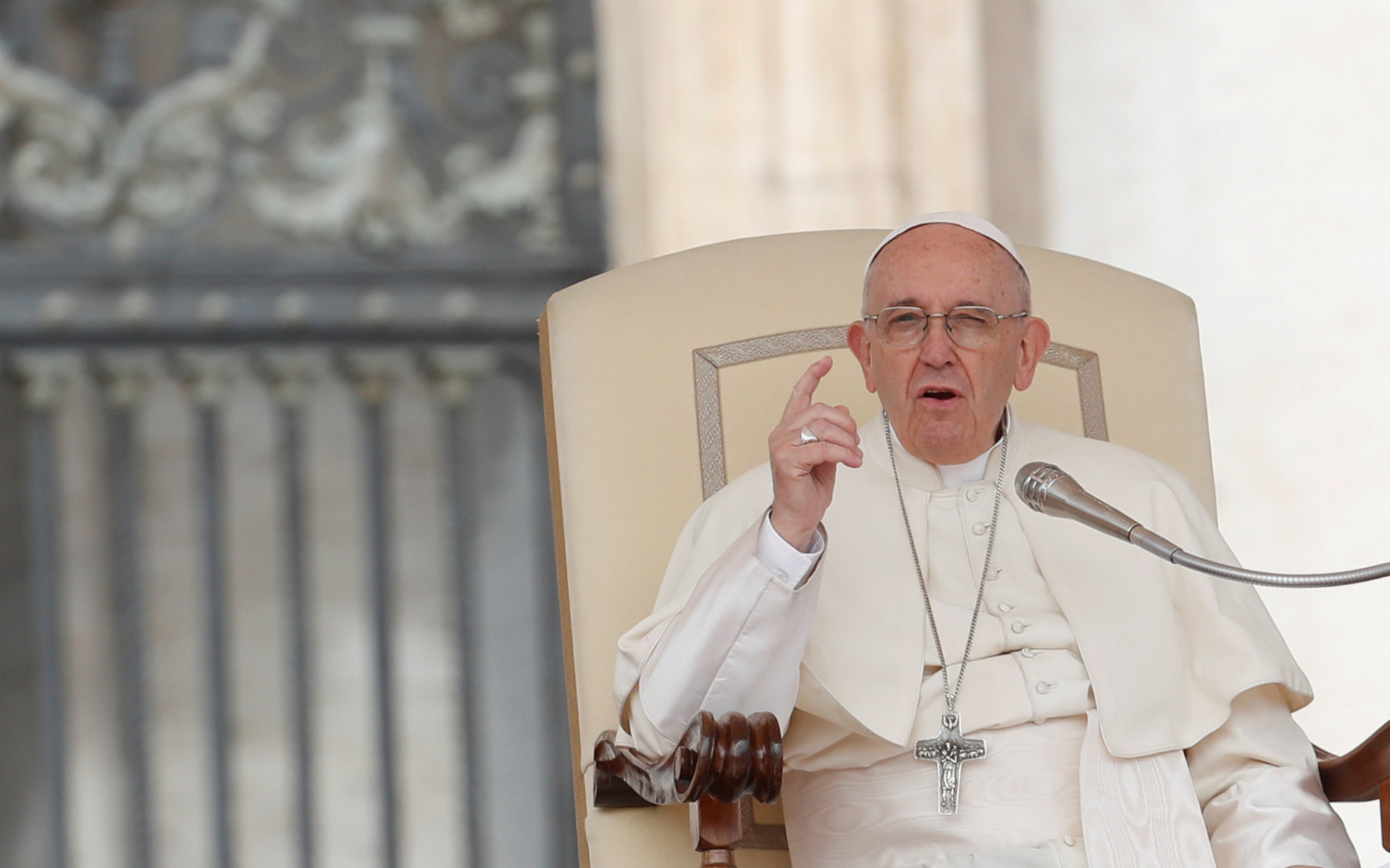 Vlastným menom Jorge Mario Bergoglio je rímsky pápež Katolíckej cirkvi zvolený v konkláve 13. marca 2013.