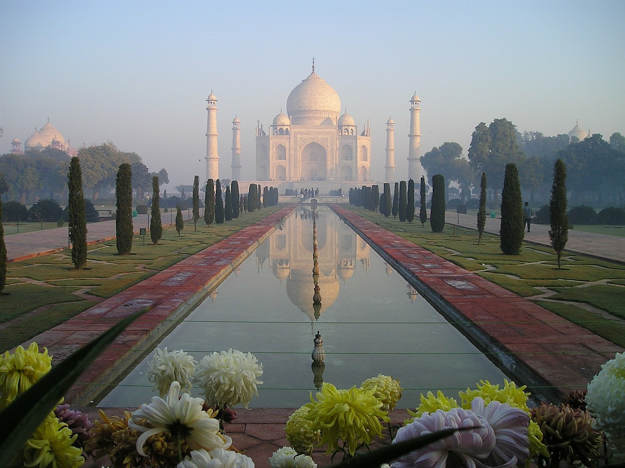 Tádž Mahal je unikátnym príkladom mughalskej architektúry. Patrí tiež medzi jedno z najobľúbenejších miest v Indii. Spomenieme aj, že pred touto pamiatkou pózovala Jackie Kennedyová, Oprah Winfreyová a princezná Diana. (výlet stojí približne 90 eur na osobu)