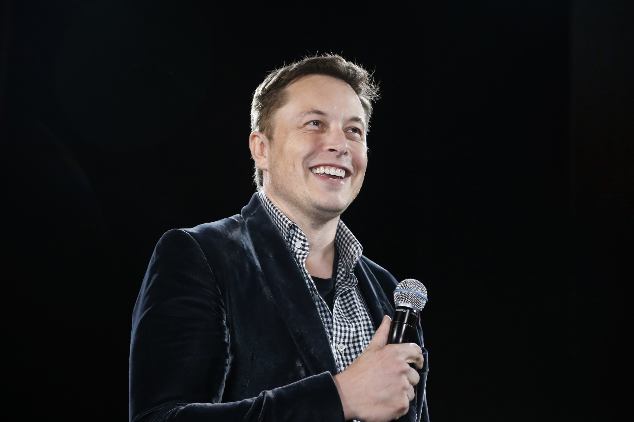 Inžinier, vynálezca, vizionár, podnikateľ, generálny riaditeľ automobilky Tesla Motors a jej najväčší akcionár. Vlastní firmu SpaceX.