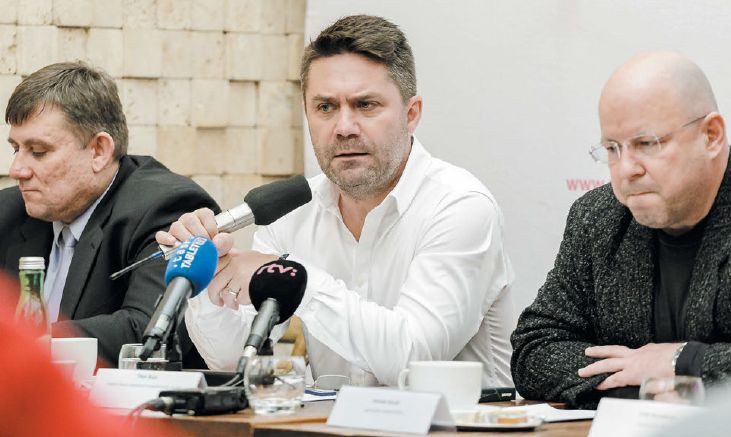 Tibor Búza (v strede) patril k posledným členom najvyššieho manažmentu, ktorý prišiel s predchádzajúcim riaditeľom.