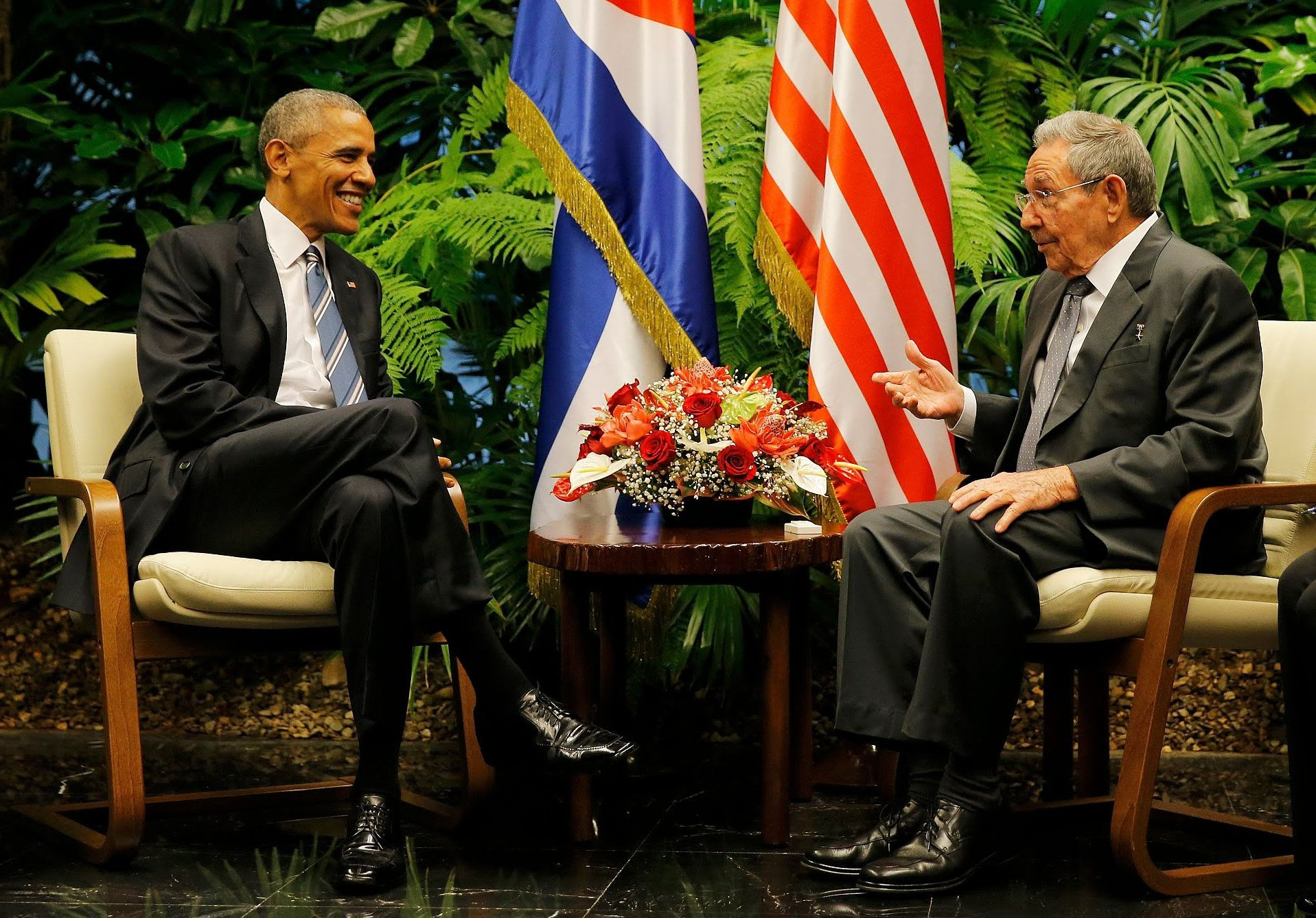 Počas vedenia Raúla Castra sa obnovili vzťahy so Spojenými štátmi. Na snímke rokuje Castro s americkým prezidentom Barrackom Obamom.
