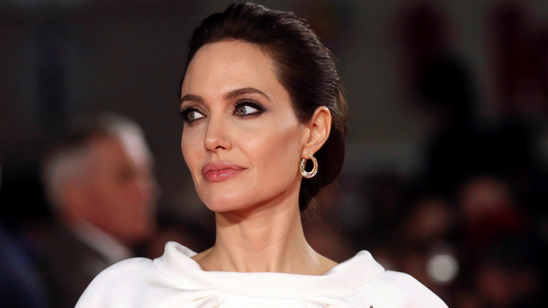 Angelina Jolie Pitt je americká herečka, filmárka a humanitárka. Je dcérou slávneho herca Jona Voighta a herečky Marcheline Bertrandovej. Z otcovej strany má čiastočne slovenské korene, jeho starý otec Juraj Vojtek totiž pochádzal z Košíc a emigroval do USA.