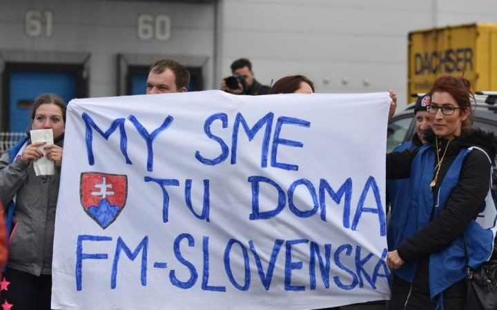 november 2017: Odborári a zamestnanci spoločnosti FM Slovenská protestujú proti príchodu pracovníkov zo Srbska.