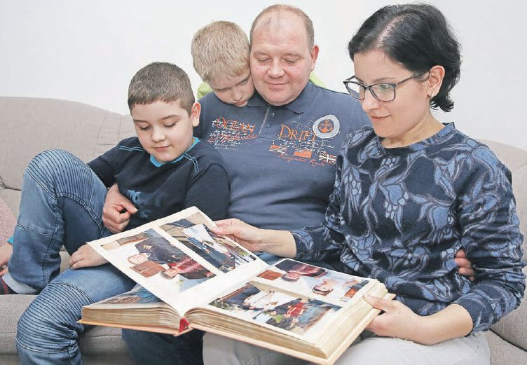 Ona je zahraničná Slovenka. On Maďar. Nagyovci si so svojimi deťmi prezerajú fotografie z rodnej Vojvodiny.