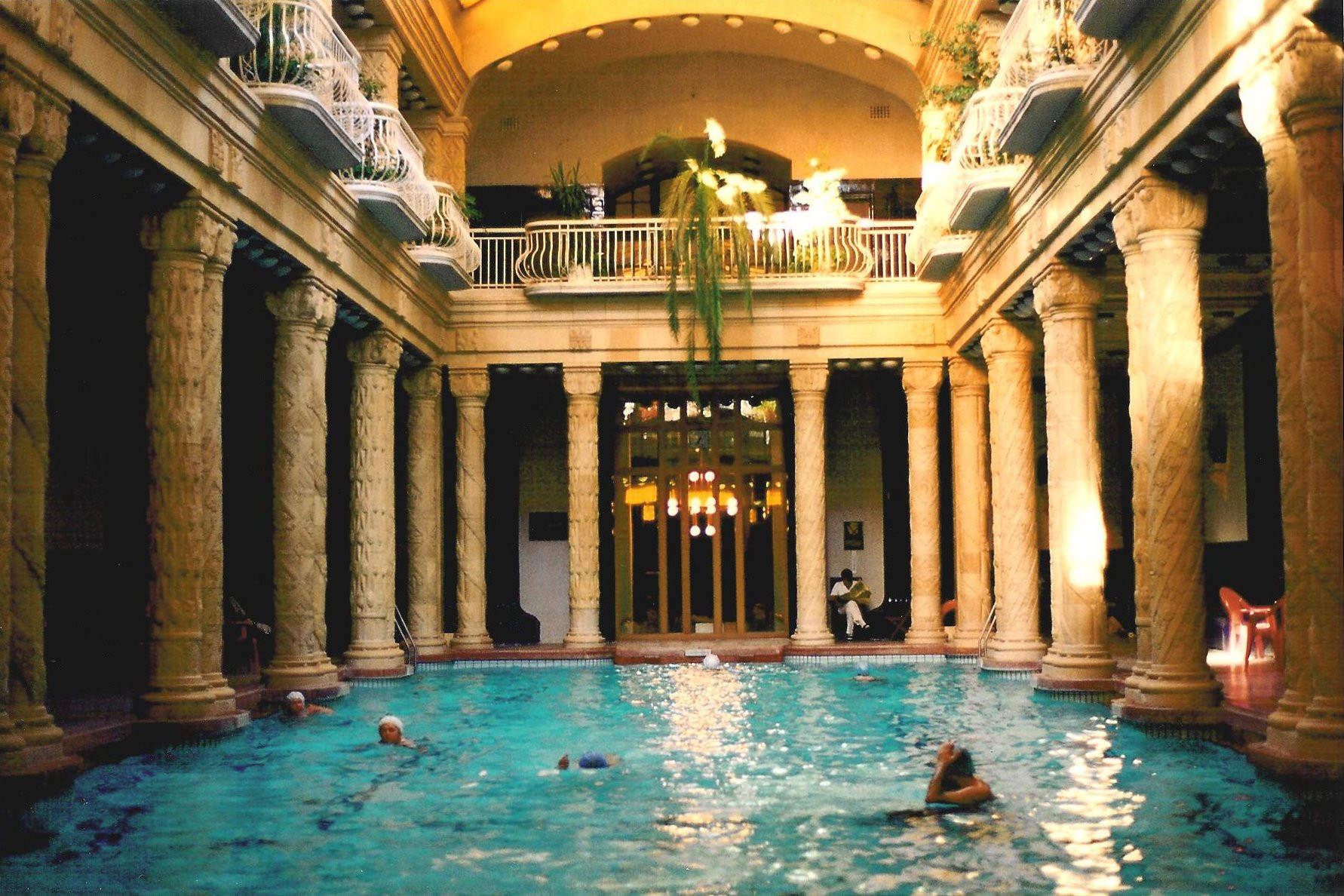 Na druhej strane Dunaja, hneď za Mostom Slobody  (Szabadság híd) najdete Hotel Gellért a v ňom rovnomenné kúpele. Sú otvorené už viac ako sto rokov.

Uchvátia vás secesným interiérom. Keď sa ponoríte do hlavnému bazénu pod dekoratívnymi stĺpmi a presklenou strechou, budete si pripadať ako by ste plávali v katedrále. 

Voda v piatich termálnych bazénoch má 19 až 40 stupňov. Vnútorný bazén má umelé vlnobitie. Odporúčame opaľovať sa na priestrannej terase, z ktorej môžete v pokoji pozorovať davy turistov, ktorí stúpajú na budapeštiansku Citadelu. 

Možno ste to nevedeli, ale v kúpeľoch Gellért nakrúcal Jan Svěrák svoj film Akumulátor I. 